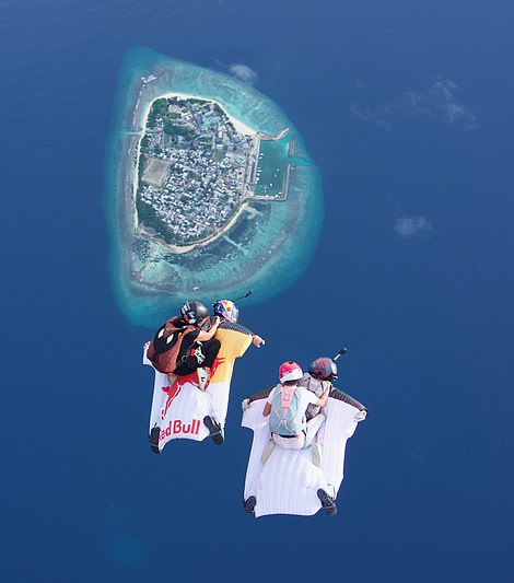 Гости Ifuru Island Maldives могут прыгнуть с парашютом на курорт.