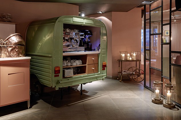 «Отличная» кофейня, установленная в задней части винтажного Citroen Acadiane.