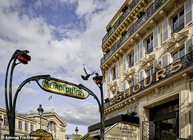 Тед описывает 25hours Hotel Terminus Nord как «игривый отель на 235 номеров в величественном здании 19-го века в стиле Прекрасной эпохи, наполовину отелем, наполовину экзотическим базаром».
