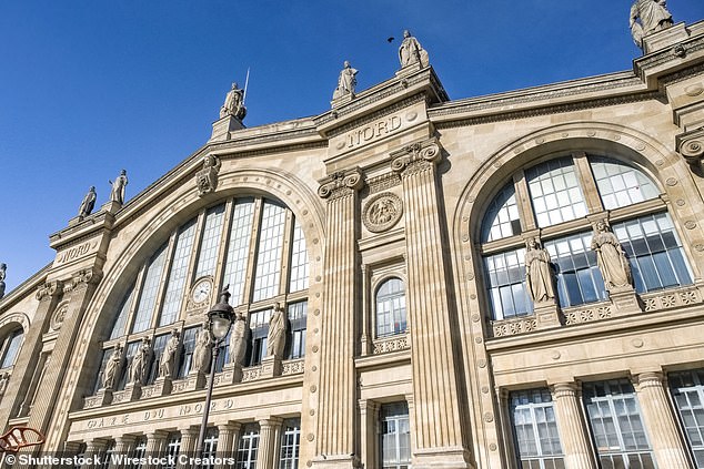 Отель 25hours Terminus Nord находится «почти на расстоянии вытянутой руки» от вокзала Гар-дю-Нор (вверху)