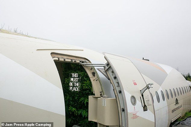Внешний вид валлийского курортного отеля сохранил бывший корпус самолета Etihad.