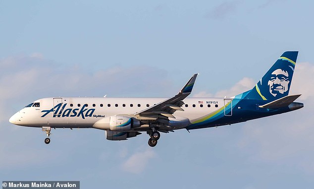 В теме под названием «Alaska Airlines» часто летающая пассажирка рассказала, что ее повысили до первого класса, но посадили на среднее место рядом с «очень крупным» пассажиром (изображение из архива)