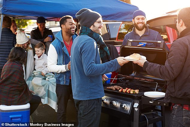 Tailgating в США — это крупномасштабная общественная вечеринка с барбекю, предшествовавшая американскому футбольному матчу.
