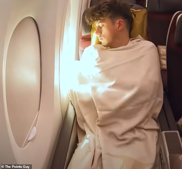 Старший менеджер по маркетингу Лиам Спенсер опробует предложение Air India премиум-эконома
