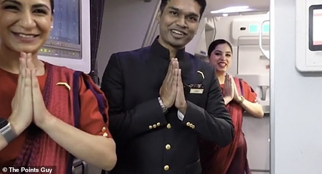 Ники отмечает, что экипаж носит новую униформу Air India, которую он называет «шикарной».
