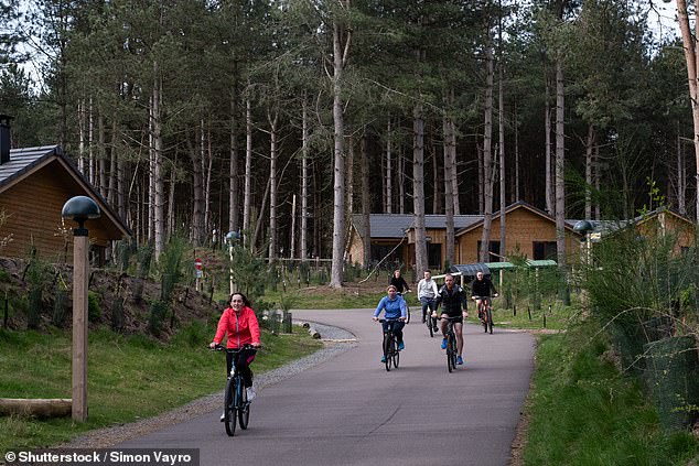 Британцы, которых отпугивает стоимость отдыха в Centre Parcs в Великобритании, могут сэкономить до 800 фунтов стерлингов на проживании, выбрав европейский сайт Which?  найденный.  Вверху — центральный парк Воберн-Форест в Бедфордшире, Англия.