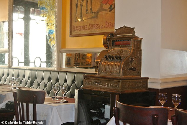 Поужинайте в Cafe de la Table Ronde, где царит непринужденная и гостеприимная атмосфера.