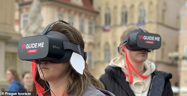 Жюль обнаруживает, что экскурсия по городу с VR-гарнитурами предлагает экскурсию по самым историческим местам города.