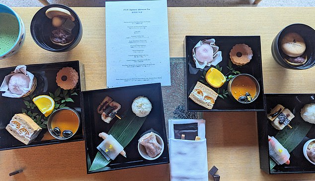 Послеобеденный чай красиво представлен в коробках Bento в лаундже Fuju.