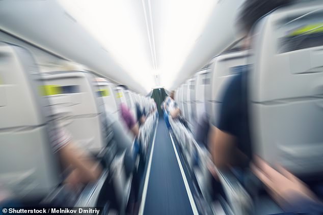 Терри рассказал MailOnline Travel: «Самолет подвешен за крылья, так что воспринимайте остальную его часть как трамплин.  Место, где вы меньше всего почувствуете турбулентность, находится над крылом».