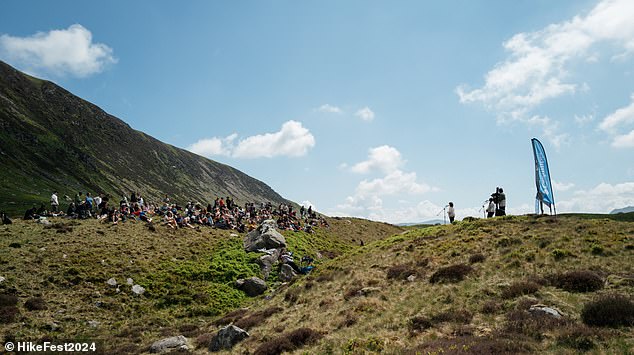 Концерт Off-Grid, являющийся частью нового фестиваля пеших прогулок HikeFest, проводимого Columbia Hike Society, включал в себя публику, надевшую походные ботинки и пробирающуюся через поля, вверх по холмам и по горным тропам, чтобы добраться до естественного и очень отдаленного места.