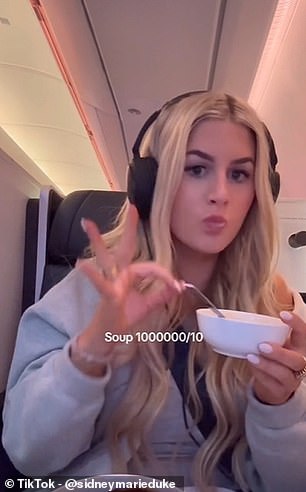 Сидни Мари Дьюк из Нэшвилла подробно рассказала обо всем, что она ела во время полета в Италию во время своего первого полета на самолете Delta One, который она назвала «потрясающим».