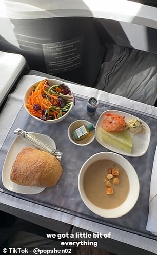 Во время 10-часового перелета рейсом Delta One из Франкфурта в Нью-Йорк создательница TikTok @popshen02 снимала на видео все, что она ела.