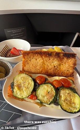 Во время 10-часового перелета рейсом Delta One из Франкфурта в Нью-Йорк создательница TikTok @popshen02 снимала на видео все, что она ела.