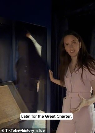 Алиса изображена выше в соборе Солсбери, стоящей рядом с Великой хартией вольностей.