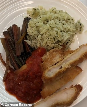 Кармен съела салат с пастрами из говядины и отведала курицу по-милански.