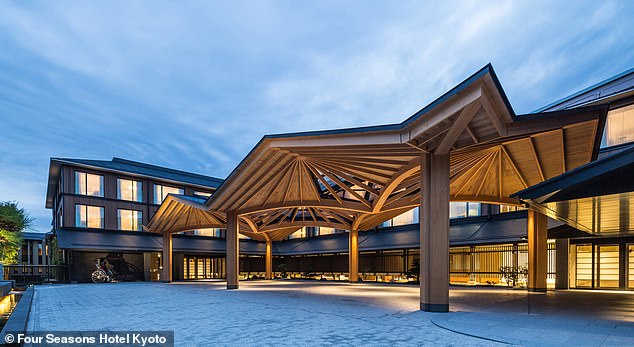 Вход в отель Four Seasons Kyoto затенен эффектным деревянным навесом.