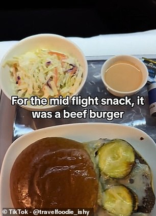 Создатель TikTok @Travelfoodie_ishy подробно рассказала обо всем, что она ела во время полета Delta One в Южную Корею.