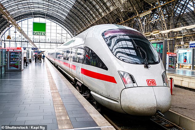 Лассе путешествует на поездах Deutsche Bahn (вверху), используя Bahncard100 — безлимитный проездной, который позволяет ему ездить даже первым классом.