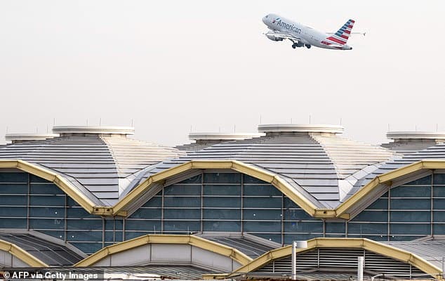 Инцидент произошел с самолетом A319 American Airlines, похожим на этот, на котором изображен вылет Рейган Нэшнл в январе 2023 года.