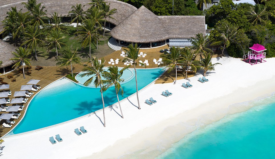 Кэрол Драйвер из MailOnline Travel регистрируется на курорте Ифуру на Мальдивах (вверху) со своим мужем и семилетней дочерью Амелией.