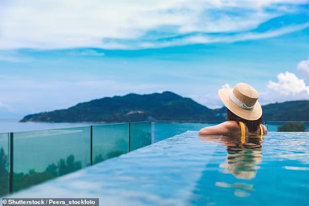 Пользователь Mumsnet под ником Blondiebeachbabe задал вопрос: «Разве я необоснованно думаю, что большинство людей писают в бассейн во время отпуска?»  Ты?'  Это вызвало бурную дискуссию