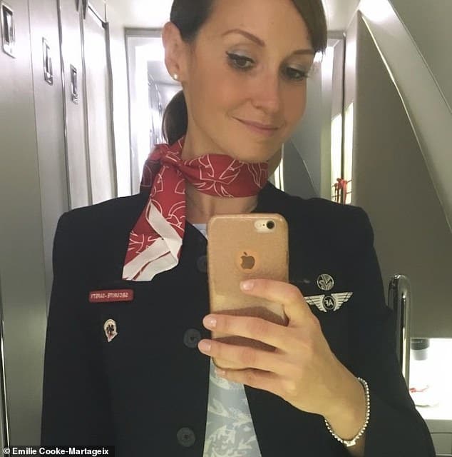 Ритейлер House of Fraser заключил партнерское соглашение со стюардессой Air France Эмили Кук-Мартажейкс (вверху) и попросил ее поделиться советами по упаковке вещей.