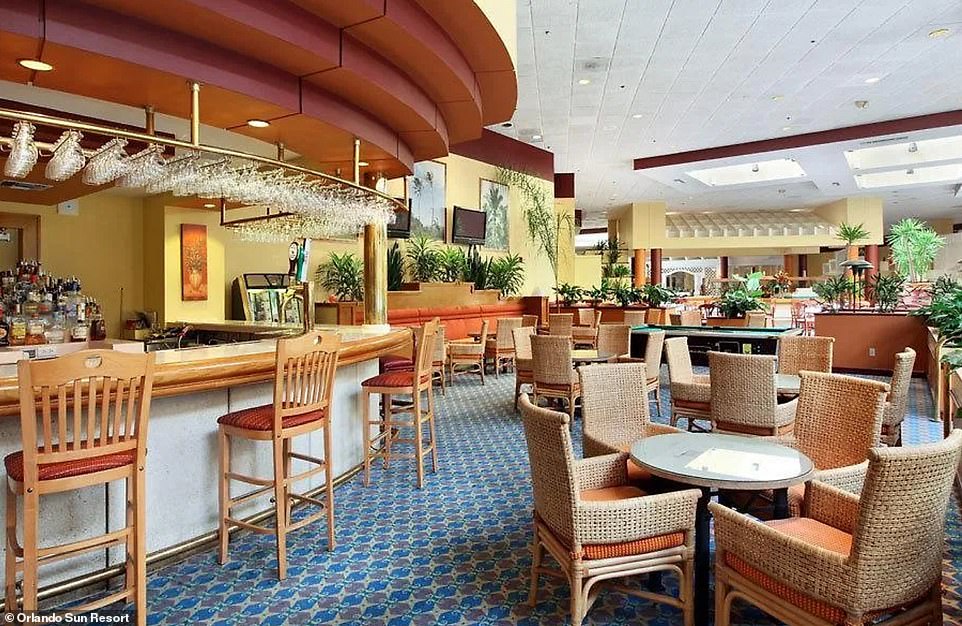 Первоначально построенный в 1970-х годах как курорт Hyatt Orlando Resort, с более чем 3400 гостиничными номерами и конференц-центром, он стал популярным туристическим центром (тогда)