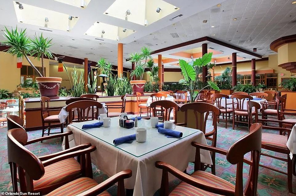 Дэйв сказал: «Заброшенный курорт Orlando Sun Resort расположен в отличном месте на шоссе US-192, прямо возле Мира Уолта Диснея и напротив созданного Диснеем города Селебрейшн» (тогда)