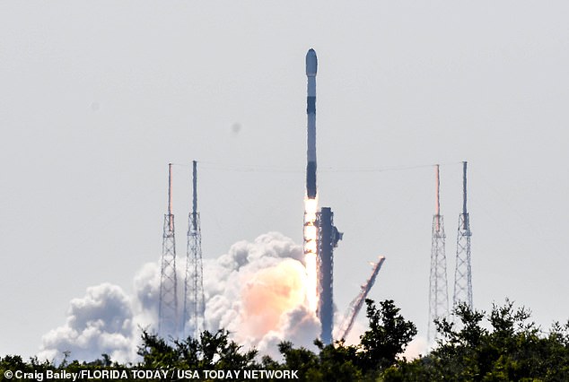 Ракета SpaceX Falcon 9 стартует со станции космических сил на мысе Канаверал во вторник, 28 мая 2024 года. Ракета перевозила 23 спутника Starlink.