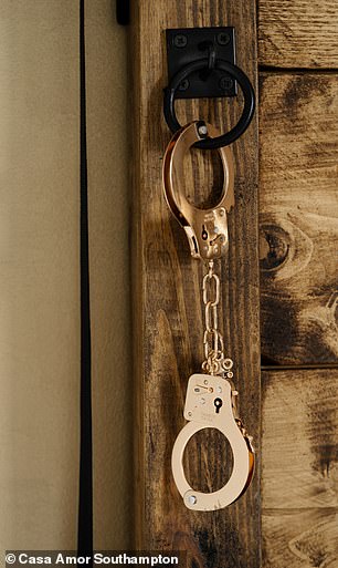На Airbnb можно найти наручники, которые можно использовать во время «непослушного отдыха»