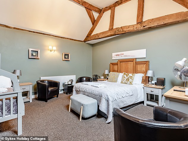 В Sykes Holiday Cottages говорят, что Даррен «сохранил внешний вид традиционного паба с кирпичной кладкой и ревущими дровяными печами».