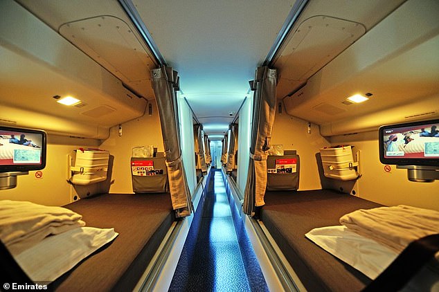 Зона отдыха экипажа в самолете Emirates Airlines с широкими кроватями и занавесками.