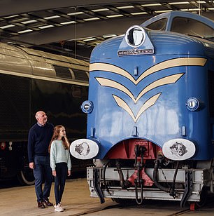 Посетители восхищаются инсталляциями в музее Locomotion в городе Шилдон (вверху)