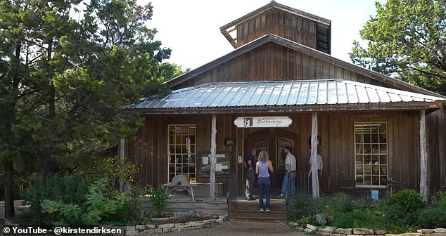 Помимо работы по дереву, сообщество Homestead Heritage занимается производством текстиля на ткацких станках и изделий из кожи, а сельское хозяйство является их основным занятием.
