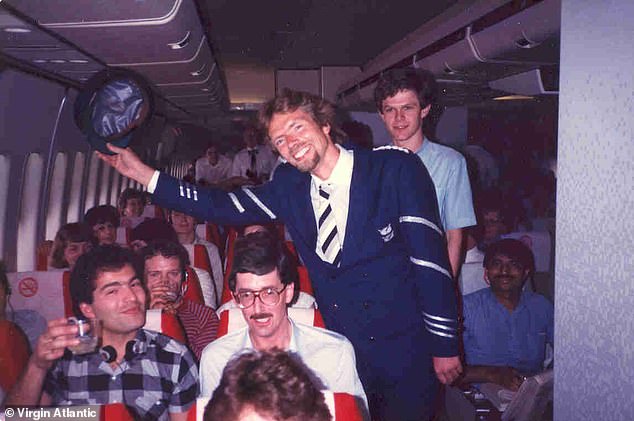 Комментируя первый полет (вверху), Virgin Atlantic сказала: «Какой это был день.  Среди наших первых клиентов были Ричард и его семья, а также множество знаменитостей 80-х, поп-звезд и журналистов, а также 60 ящиков шампанского.  Остальное, как говорится, уже история»