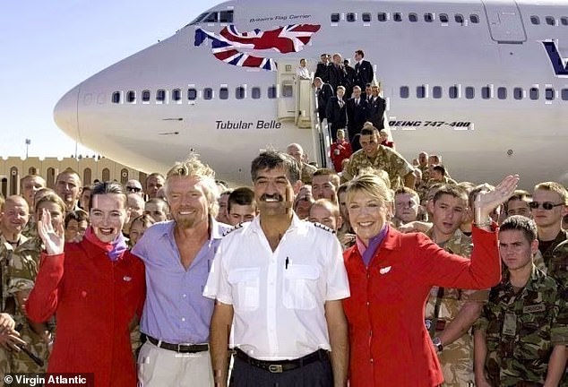 В 2003 году компания Virgin Atlantic доставила 60 тонн гуманитарной помощи в Ирак на самолете Боинг 747. На снимке выше сэр Ричард с самолетом в аэропорту Басры.