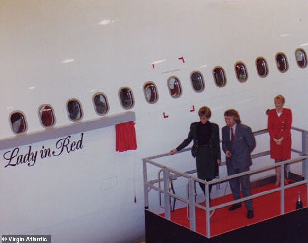 Леди в красном продолжала летать в компаниях Virgin Indonesia и Air Comet.