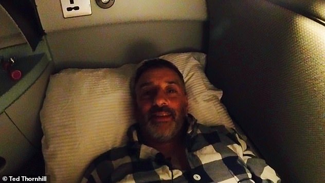 Здесь изображен Тед, устраивающийся на койке F в своей карете.