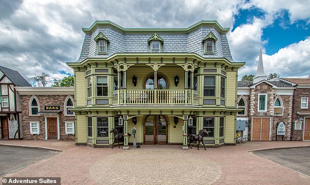 На фото внешний вид Adventure Suites.  Отель предлагает широкий выбор номеров, оформленных в причудливой тематике, в том числе люксы «Пещера» и «Джунгли».