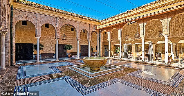 Элегантность: Parador de Carmona может похвастаться великолепным выложенным плиткой двором в мавританском стиле наверху.
