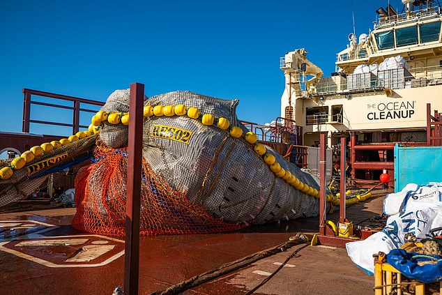 С 2019 года некоммерческая организация Ocean Cleanup ставит перед собой задачу изменить эту ситуацию с помощью проекта стоимостью 189 миллионов долларов, целью которого является покорение искусственного океанского монстра в течение следующих 10 лет.
