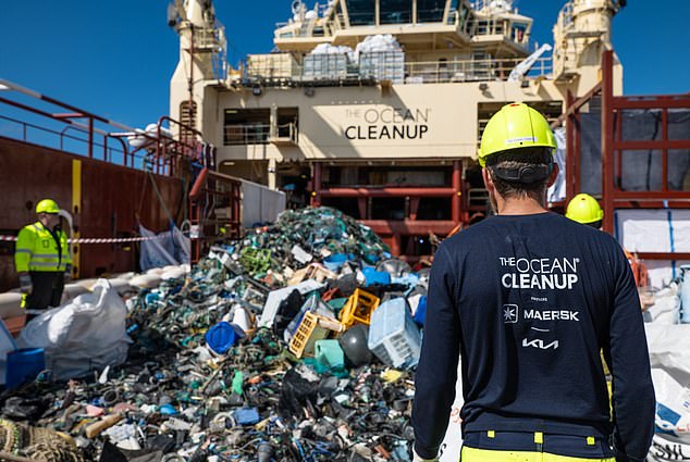 Эггер рассказал, что Ocean Cleanup была задумана аквалангистом Бояном Слатом несколько лет назад, который основал некоммерческую организацию после того, как разочаровался, обнаружив в прекрасных водах Средиземного моря «больше пластика, чем рыбы».