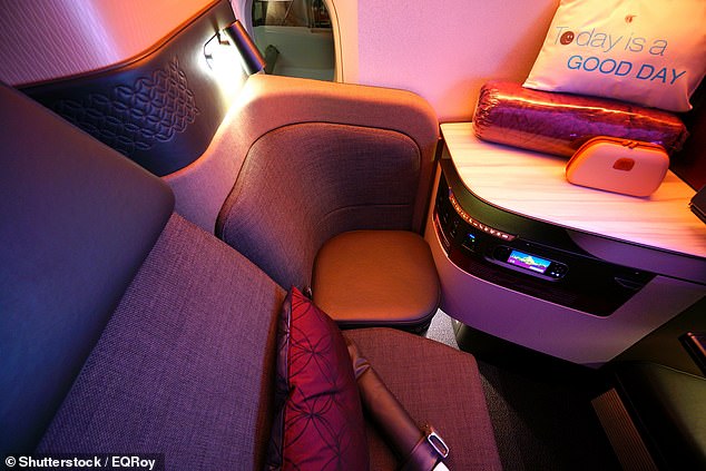 Абсолютный победитель Qatar Airways также занимает первое место в категории «Лучший бизнес-класс в мире».  Вверху — Qsuite авиакомпании.
