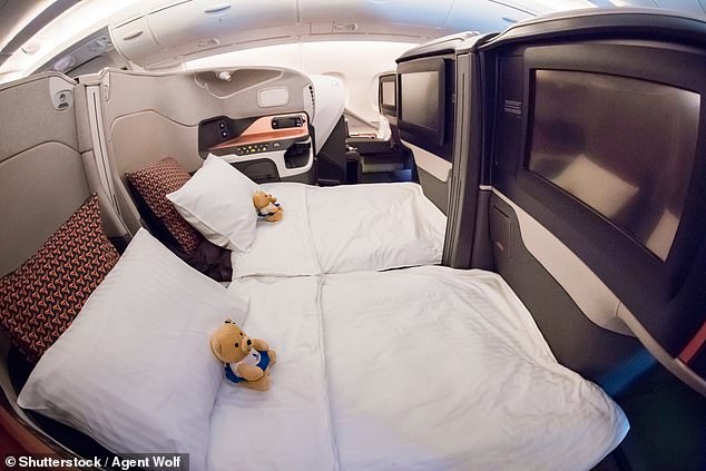 Второе место Singapore Airlines получает высшую награду в рейтинге лучших бортпроводников в мире.  Вверху — салон бизнес-класса Singapore Airlines.