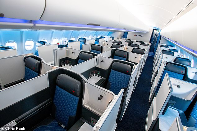 Вверху — салон самолета A330-900neo авиакомпании Delta Air Lines.