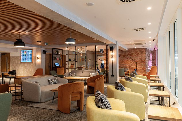 MyLounge в Лутоне имеет низкие кресла и окна от пола до потолка, выходящие на зал отправления.