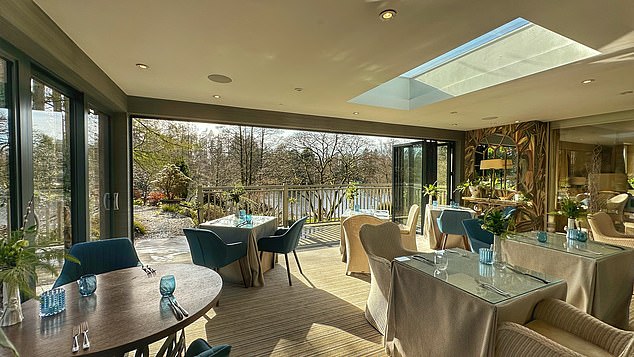 В ресторане Lake House (выше) Тед наслаждается изысканным завтраком, состоящим из «идеально поданных яиц по-флорентийски, каши с нежнейшими сливками и кружечки нежного и горячего кофе».