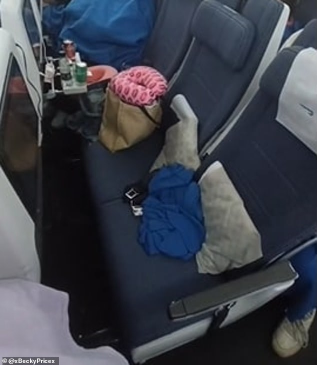 Бекки сказала, что ее самолет British Airways был «большим», но «сиденья были маленькими».