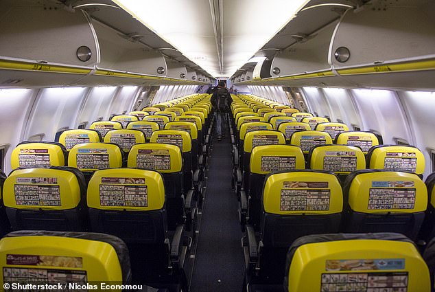 Ryanair получила оценку два из пяти за размер сидений и размер прохода.  Вверху — салон Ryanair (изображение из файла)